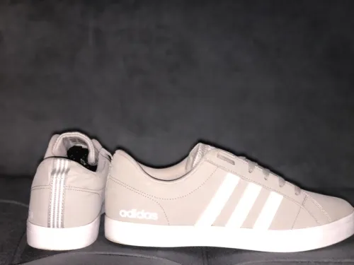 Basket marque adidas neuve couleur grise magnifique 