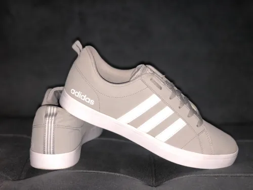 Basket marque adidas neuve couleur grise magnifique 