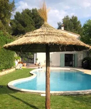 Transats en bois, Baldaquins et parasols en roseaux (paille)