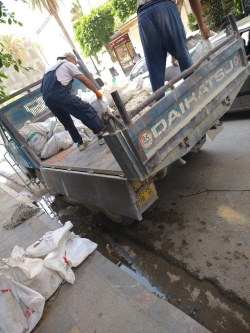 Charge Et Décharge La Casse Sur Alger Transport déchets  Des Gravats.   Espace Vert. Tout Typ