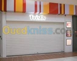 Porte de garage automatique et rideaux