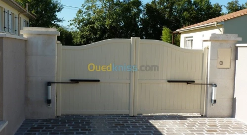 - Caméra de surveillance - système d'alarme - motorisation électrique des portails 