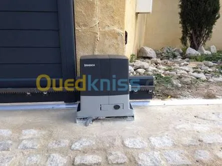 - Caméra de surveillance - système d'alarme - motorisation électrique des portails 