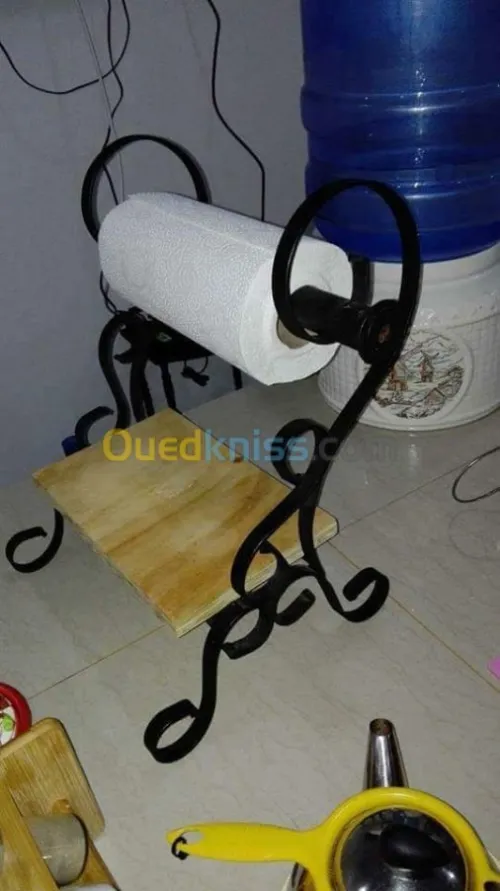 Décoration en fer forgé et en bois