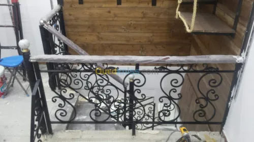 Décoration en fer forgé et en bois