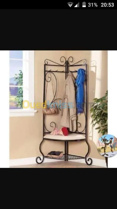 Décoration en fer forgé et en bois