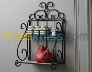 Décoration en fer forgé et en bois