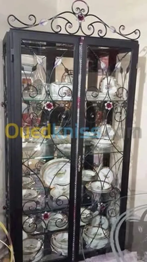 Décoration en fer forgé et en bois