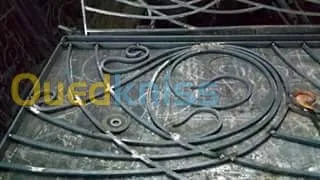 Décoration en fer forgé et en bois