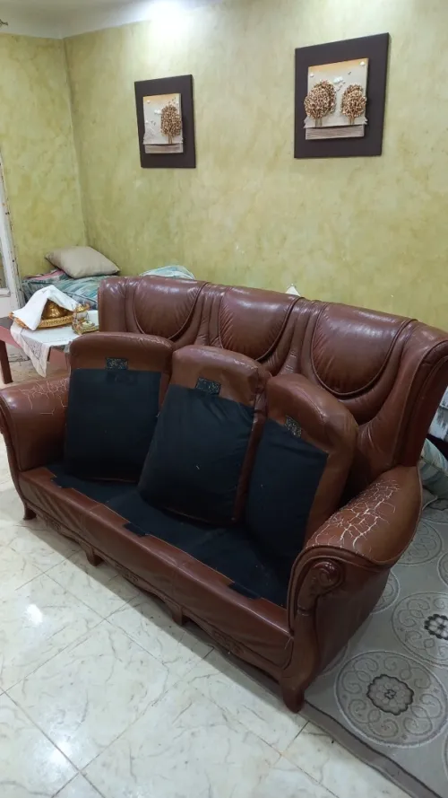 Salon en cuir classique  1 grand + 2 fauteuils  à négocier (Khrub, Constantine)
