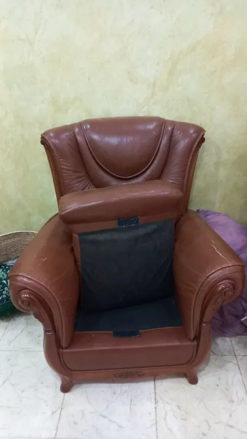 Salon en cuir classique  1 grand + 2 fauteuils  à négocier (Khrub, Constantine)