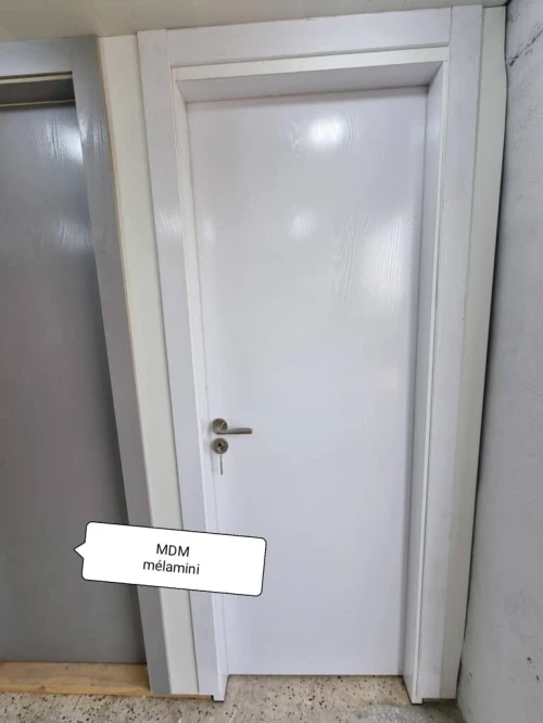 Unité de production de porte intérieure