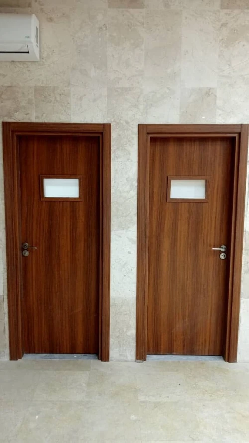 Unité de production de porte intérieure