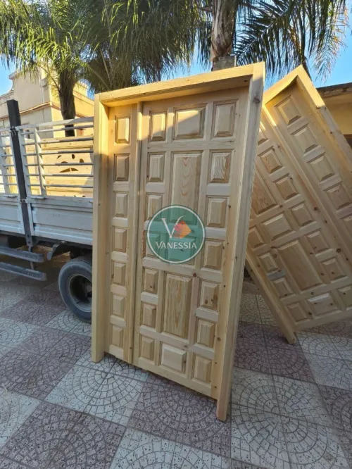d'entrée en bois rouge avec cadre