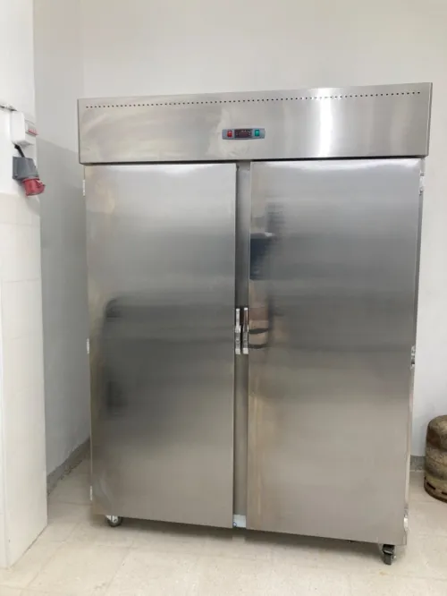 Frigo armoire table inox 80 cm, une table en marbre 1.90m, plonge inox 1.20m, petrin comaf 20L,