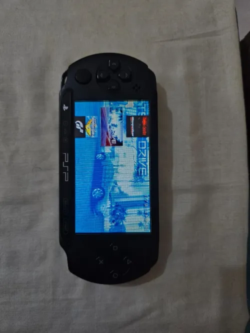 PSP Street E1000 مفلاشية + شاحن أصلي /  جاهزة فيها 6 ألعاب