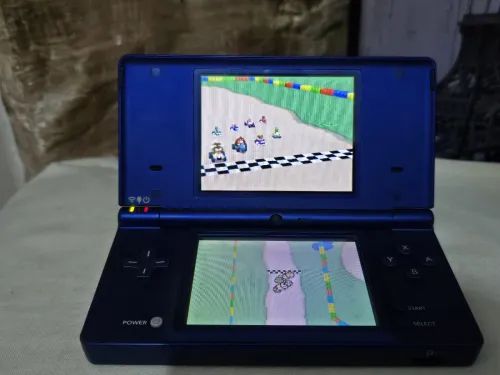 Nintendo DSi |  أزرق مفلاشية نظيفة بزاف و في حالة ممتازة + 32GB اكثر من 60 لعبة و تقدر تزيد اكثر بكثير