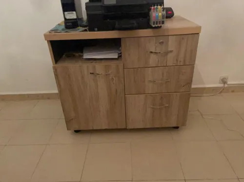 Ensemble de bureau en très bon état peu servi avec un clic clac deux chaises
