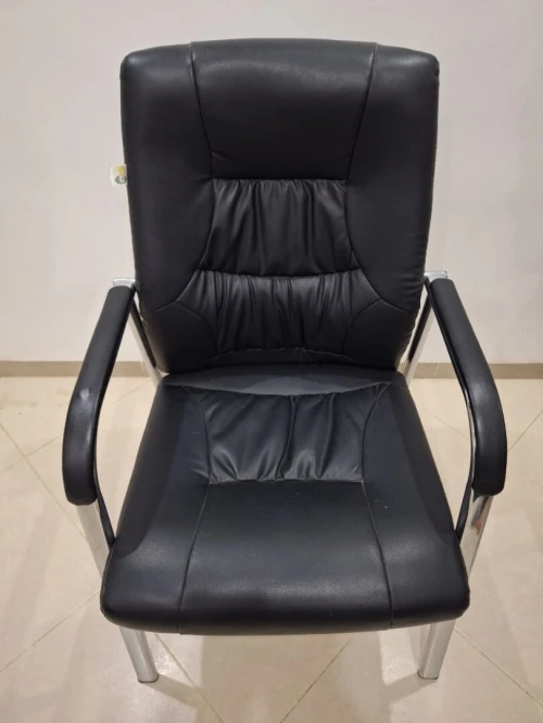 Deux chaises en simili cuir