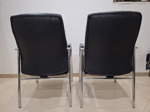 Deux chaises en simili cuir