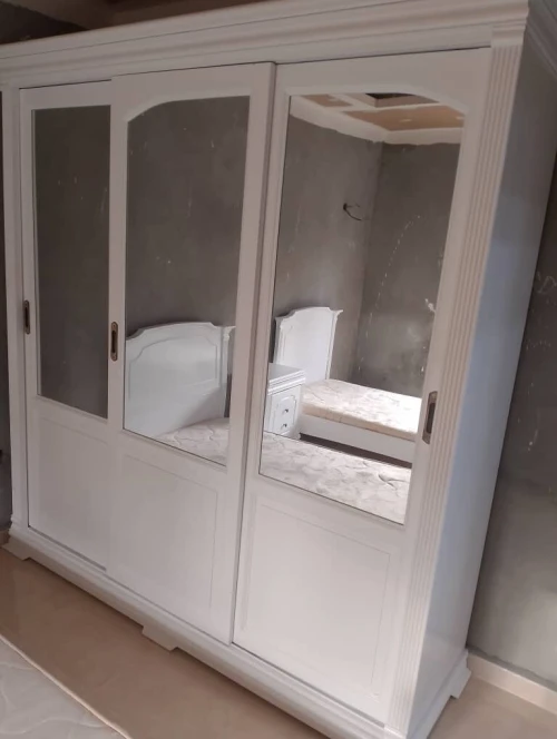 chambre à coucher deux lits en hetre massif de couleur blanche avec armoire trois portes en trés bonne etat