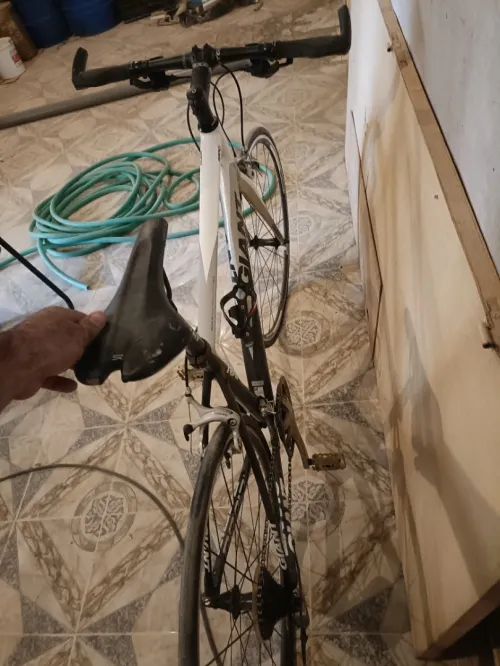 VELO DE COURSE PRATIQUEMENT NEUF