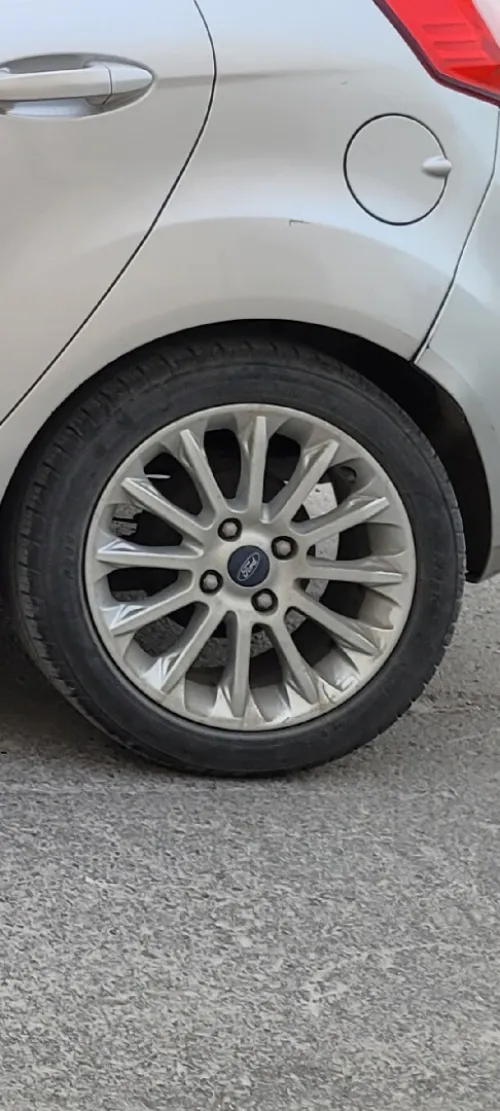 Cherche jante alliage ford fiesta titanium 2014 par 16  Ford D2BZ-1007-B alloy wheel