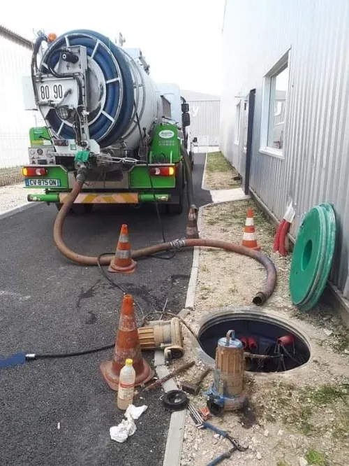 Camion Débouchage canalisation curage vidange fosse septique