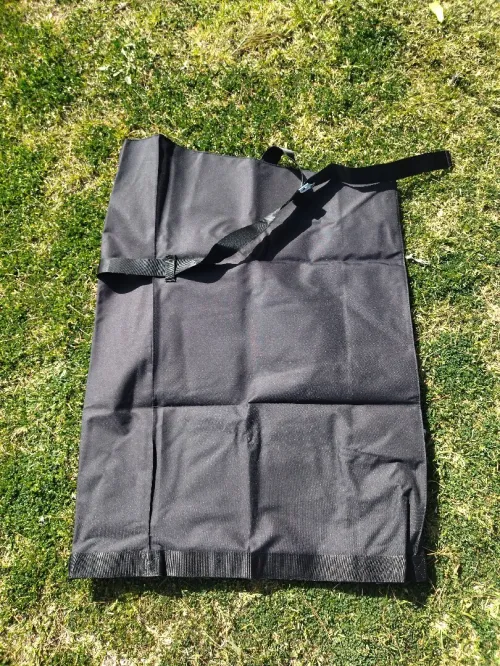 Barres de toit . attelage de remorque. Tapis de coffre. Séparation intérieure noire