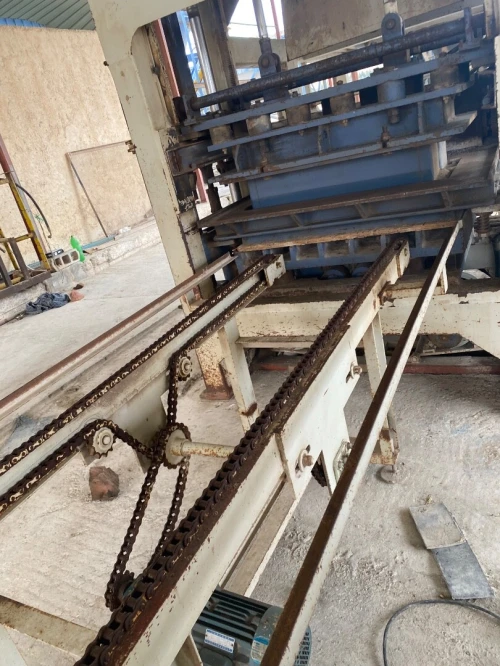 Ligne automatique de fabrication de parpaings, pavés et bordures