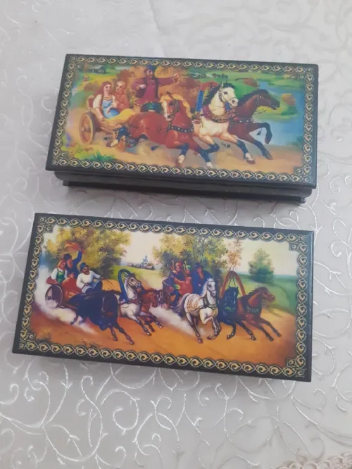 Poupée russe et coffret en bois 
