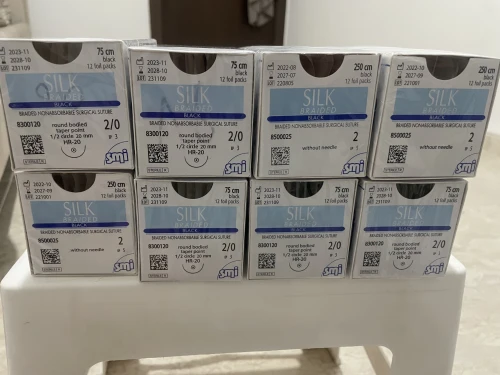 Fil de suture disponible