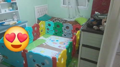 Parc bébé en occasion comme neuf utilisé que 03 mois, mesures;2.25 sur 1.50