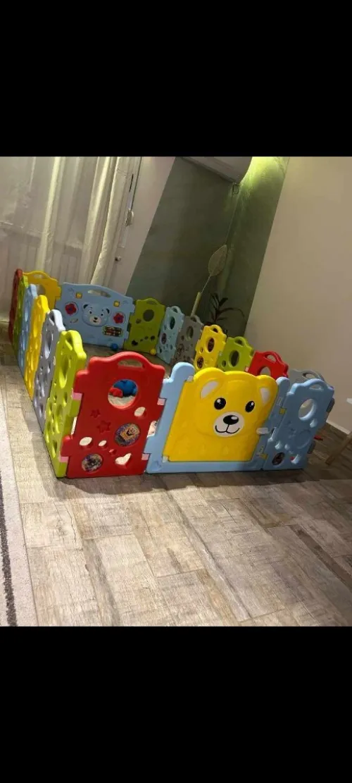Parc bébé en occasion comme neuf utilisé que 03 mois, mesures;2.25 sur 1.50