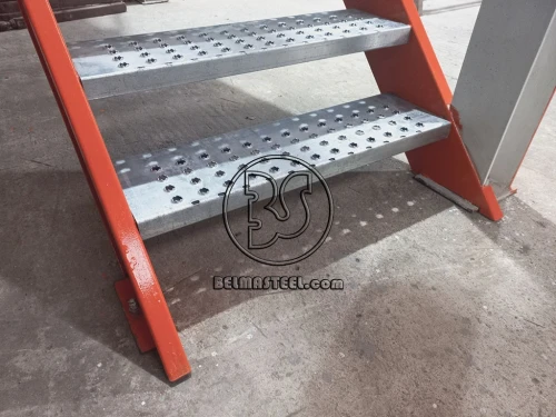 MARCHE ESCALIER EN  CAILLEBOTIS TOLE PLIEE GALVANISEE