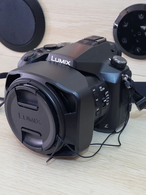 Panasonic Lumix FZ2000 - 20.1MP - VIDEO EN 4K Ultra HD / 24 pi/s - 20x zoom optique Leica Wi-Fi