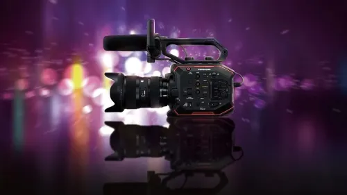 CAMERA PROFESSIONNELLE PANASONIC EVA1 CAPTEUR SUPER 35mm 5.7K 5720 X 3016 VIDEO 4K DE QUALITE CINEMA