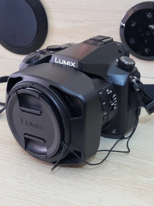 Panasonic Lumix FZ2000 - 20.1MP - VIDEO EN 4K Ultra HD / 24 pi/s - 20x zoom optique Leica Wi-Fi
