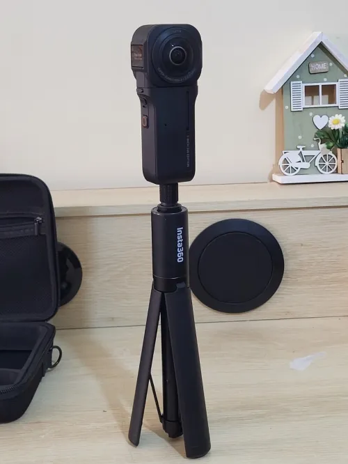 Insta360 One RS 1-inch 360 Edition - Caméra 360 VIDEO UHD 6K avec Deux capteurs 1 Pouce, co-conçue avec Leica, Photo 21MP, stabilisation FlowState, Faible luminosité de qualité, résistante à l'eau