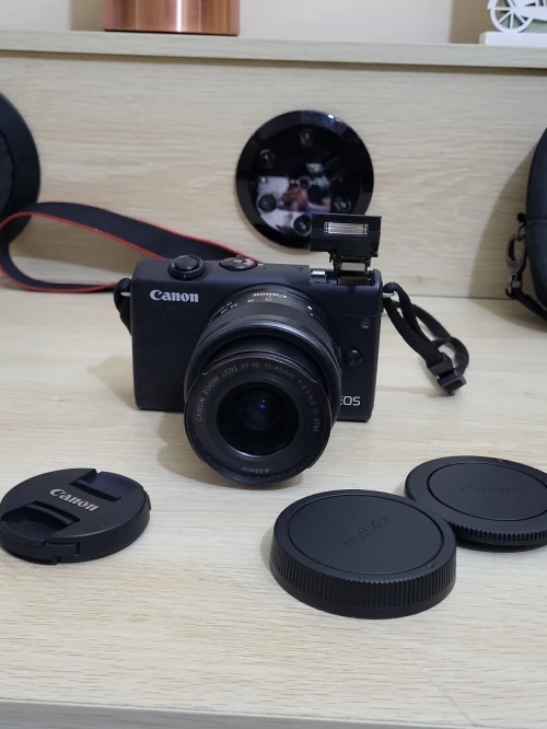 Canon EOS M 200 hybride Vidéo 4K/UHD 30p capteur APS-C de 24Mpx + EF-M 15-45mm f/3,5-6,3 IS STM