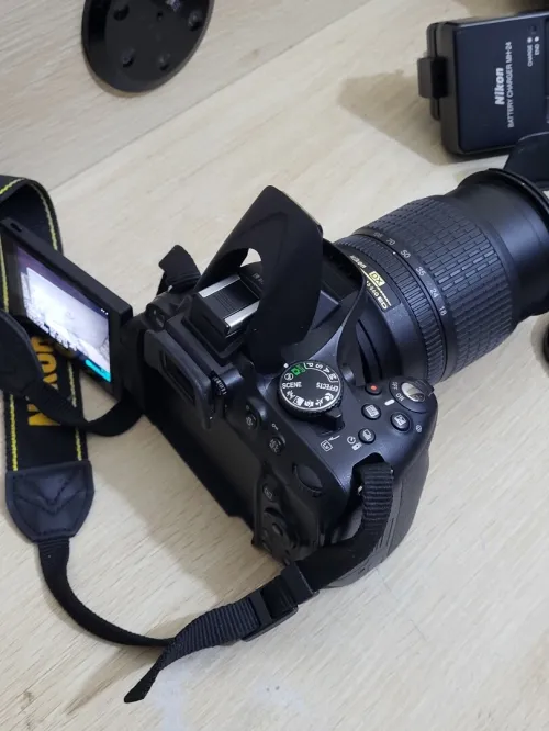 Nikon D5200 Appareil photo numérique Réflex 24,2 Mpix + Objectif AF-S DX 18-105mm f/ ED VR