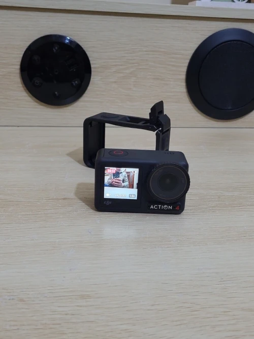 DJI Osmo Action 4 - Caméra d'Action étanche 4K/120 FPS Images saisissantes en Basse lumière 1770mAh