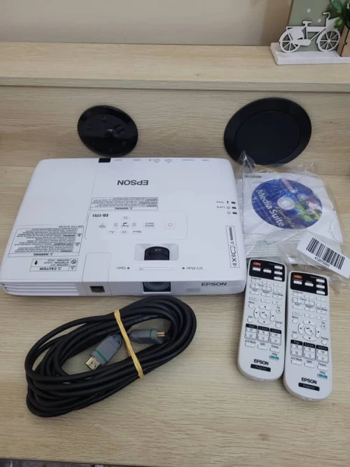 EPSON EB1751 PROJECTEUR 3LCD - PORTABLE - 2600 LUMENS - XGA (1024 x 768) - 4:3 + 2 TÉLÉCOMMANDES