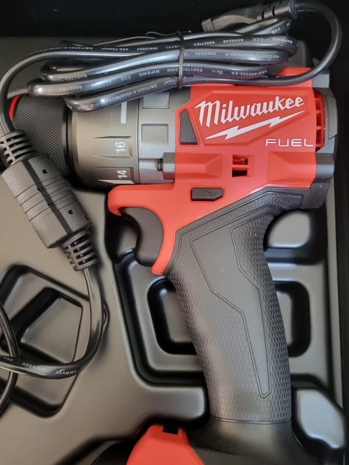 PERCEUSE VISSEUSE À PERCUSSION FUEL 18V - M18 FDD3-502X + 2 BATTERIES 18V 5 AH + 1 CHARGEUR M12-18FC MILWAUKEE + Coffret HD Box - NEUF JAMAIS UTILISÉ.