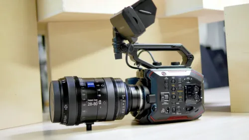 CAMERA PROFESSIONNELLE PANASONIC EVA1 CAPTEUR SUPER 35mm 5.7K 5720 X 3016 VIDEO 4K DE QUALITE CINEMA