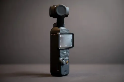 DJI Osmo Pocket 3 Créateur Combo Bundle, camera vlog CMOS 1'' et Vidéo 4K/120 ips, digital et petite, Stabilisation à 3 axes, Suivi Facial/Objet, MAP rapide, avec Micro pour un Son net