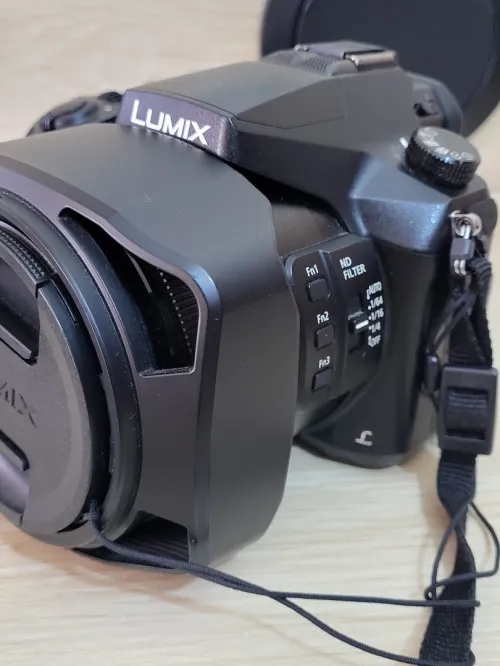 Panasonic Lumix FZ2000 - 20.1MP - VIDEO EN 4K Ultra HD / 24 pi/s - 20x zoom optique Leica Wi-Fi