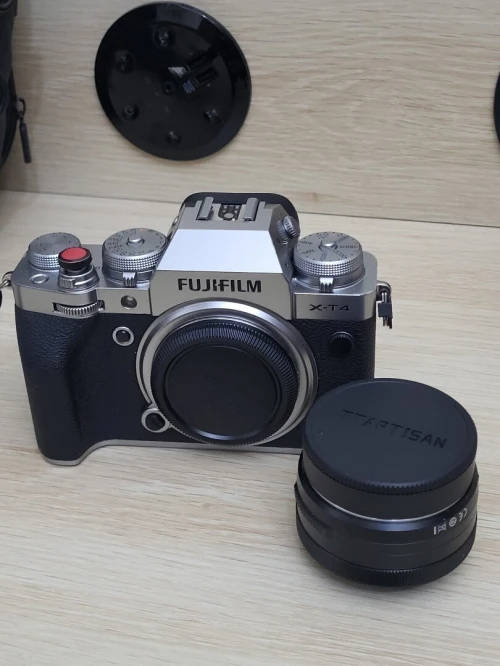 Fujifilm X-T4 sans miroir | 26Mpx | APS-C | 4K/UHD 60 pi/s | + OBLECTIF  TTARTISAN 27mm f/2.8 X AF