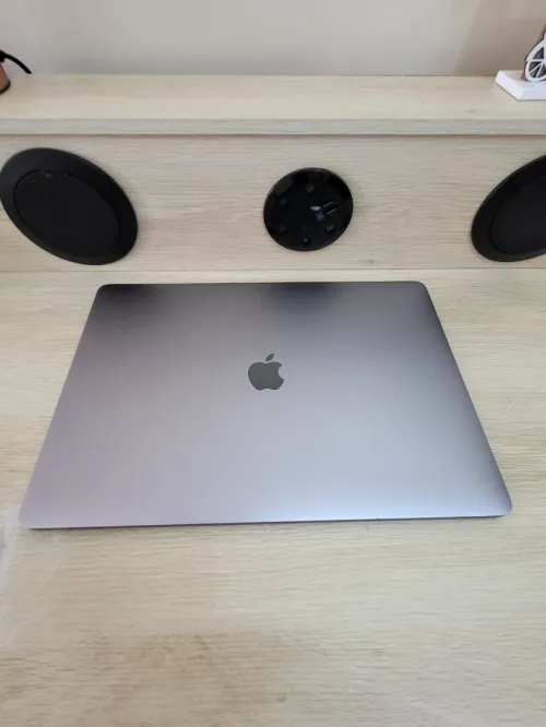 MacBook Pro 15.6" | CORE i7 | 16GB RAM | AMD RADEON PRO 560 4GB | 512GB SSD | GAMME Workstation 