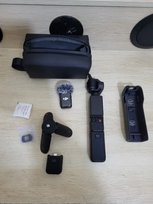 DJI Osmo Pocket 3 Créateur Combo Bundle, camera vlog CMOS 1'' et Vidéo 4K/120 ips, digital et petite, Stabilisation à 3 axes, Suivi Facial/Objet, MAP rapide, avec Micro pour un Son net